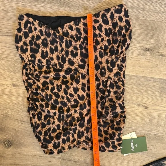 HALARA Leopard Print Ruched Mini Skirt in Beige and Black - Picture 13 of 16